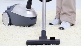 Aspirador a aspirar tapete cor pérola